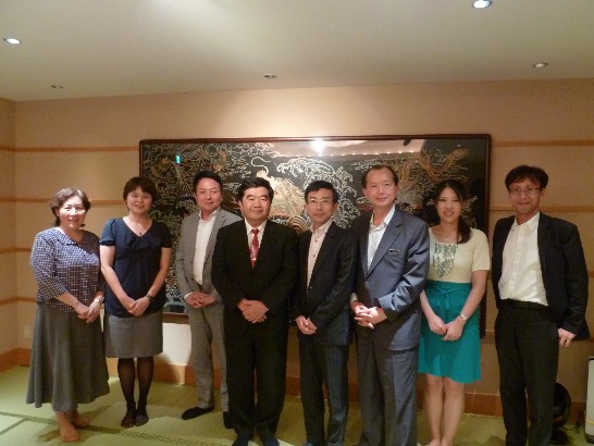 九電工總務部山口浩二部長（左三）