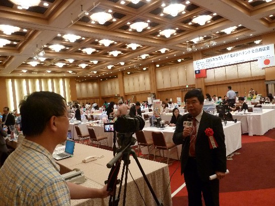 戎總領事義俊接受宏觀新聞記者採訪