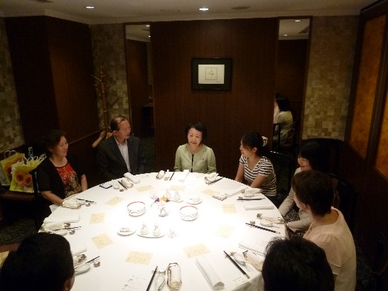 大分縣福岡事務所柴田尚子所長(中央)