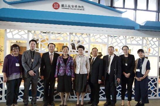 李淑珍・名譽團長行政院院長夫人參觀九州國立博物館「台北 国立故宮博物院―神品至宝―」特別展(與故宮工作人員於國立故宮博物院攤位前合照)
