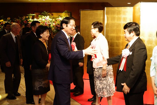 戎総領事(右1)於會場入口歡迎日華議員懇談会副会長衛藤征士郎・衆議院議員(右１)
