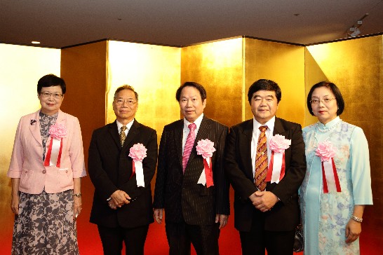 國立故宮博物院馮明珠院長(左1)、國立故宮博物院周筑昆副院長(左2)、福岡中華總會吳坤忠會長(中)、戎總領事夫婦(右1、右2)於會場入口處合影