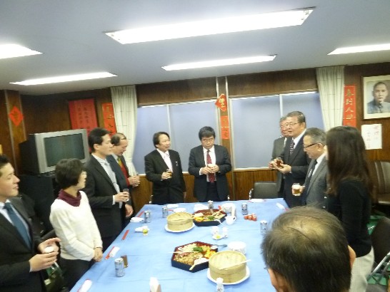 王子昇僑務委員帶領乾杯