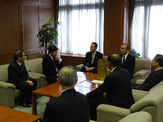 演講會後戎總領事與佐賀縣議會議長等人交換意見