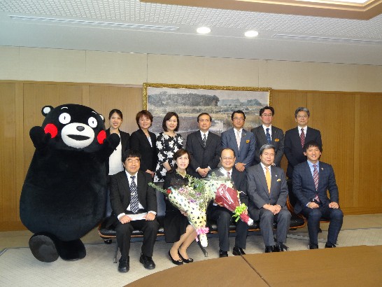 沈大使伉儷、本處戎總領事、熊本縣知事蒲島郁夫及熊本縣廳人員合影