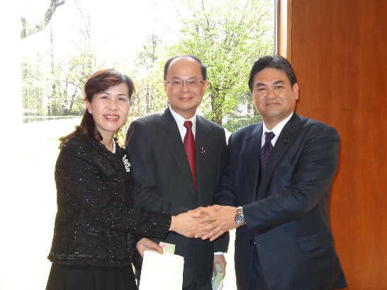 沈大使伉儷與熊本縣議會前川收議長合影