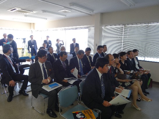 沈大使伉儷參訪八代港聽取簡報