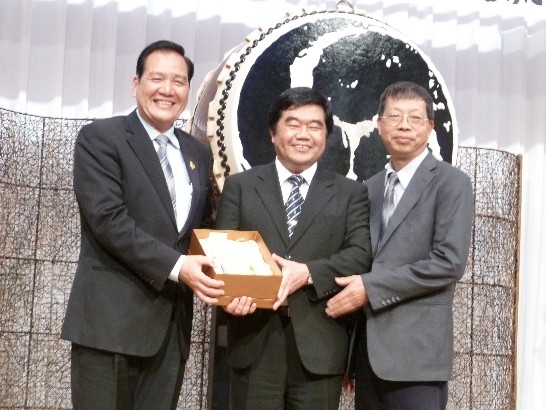 慶祝晚會上本處戎義俊總領事接受新竹市許明財市長致贈玻璃工藝品