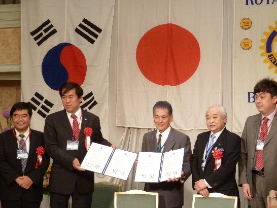 別府東扶輪社與我台北昇陽扶輪社締結姊妹社，戎總領事應邀擔任見證人。