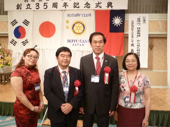 戎總領事夫婦與我台北昇陽扶輪黃鴻霖社長伉儷合影