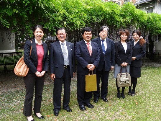 久留米大學校長永田見生(左2)宴請戎總領事(左3)及李蕙珊副領事(左1)、林育柔副領事(右2)