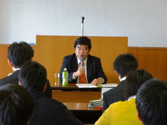 戎總領事應邀進行專題演講