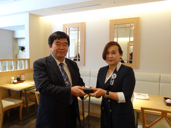 戎總領事與新任會頭賴玉汝女士合影