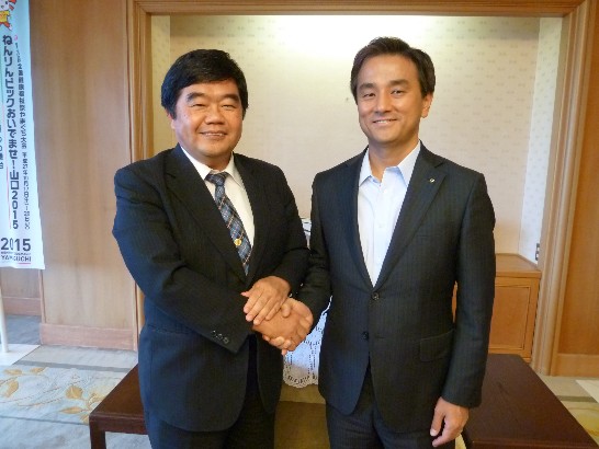 6月17日本處戎總領事前往山口縣廳拜會今年2月當選之新任山口縣知事村岡嗣政，村岡知事表示任內將致力推動各項地方交流。