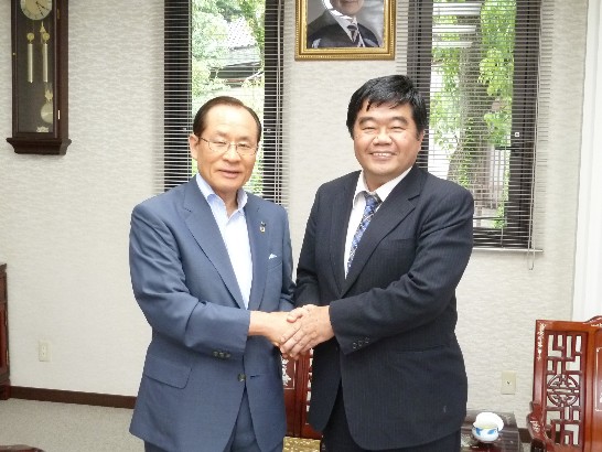 6/2長崎縣佐世保市長朝長則男來處拜會戎總領事