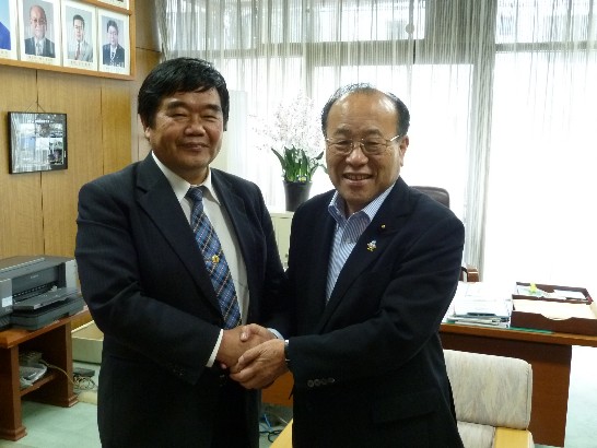 戎總領事和長崎市議會源城和雄議長的攝影