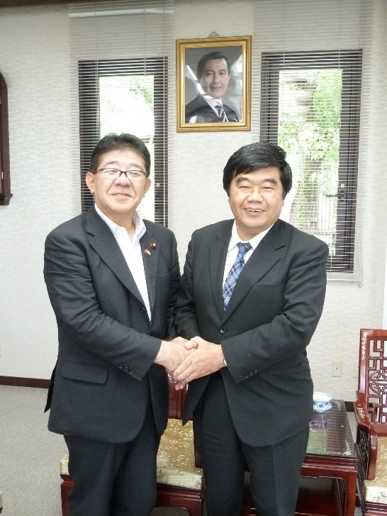 眾議院金子恭之議員與戎總領事合影