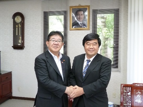 衆議院金子恭之議員和戎總領事的合影