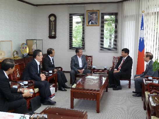 八代市中村博生市長、八代市議會橋本幸一議長一行，與本處戎總領事會談