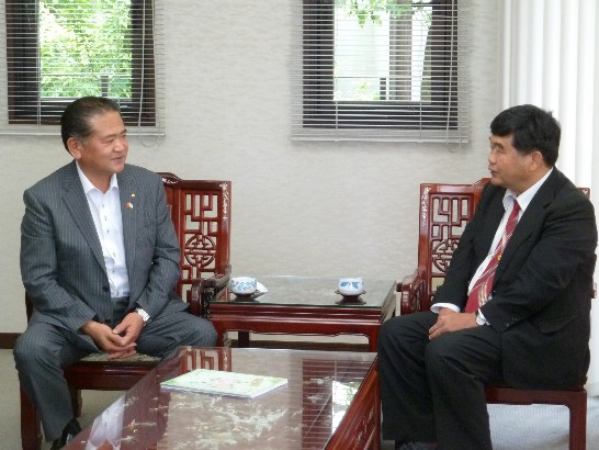 八代市中村博生市長、八代市議會橋本幸一議長一行人與本處戎總領事會談