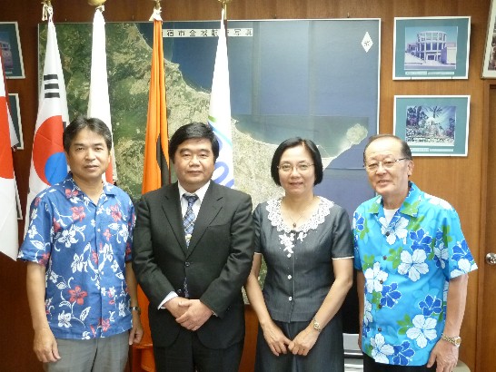 戎總領事夫婦與指宿市長豐留悅男及市議會議長新宮領進