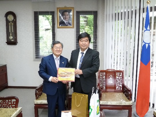 宮崎県稲用博美副縣長和戎總領事的合影