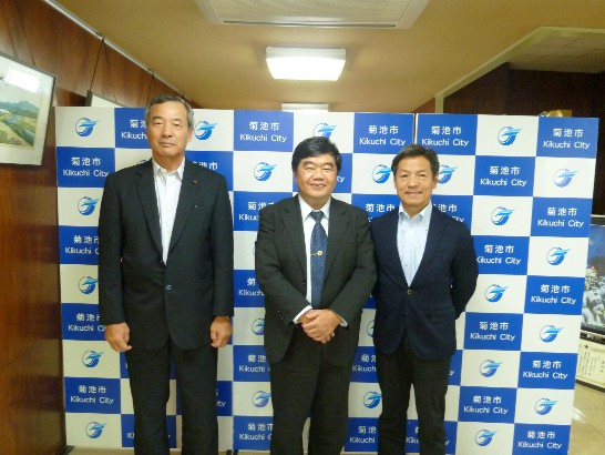 戎總領事與菊池市江頭實市長(右)、熊本縣菊池市議會森清孝議長(左)的合影