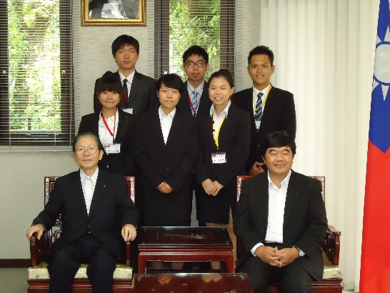 嘉義縣吳鳳科技大學應用日語系6名學生，實習機構株式會社大山夢工房負責人三苫善八郎社長與本處戎總領事合影