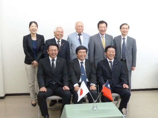 戎總領事和福岡県筑紫野市市議會議員合影留念