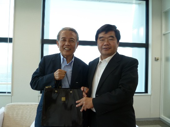 九州経済連合会麻生泰会長（左）