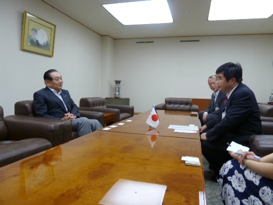 戎義俊総領事が九州経済連合会松尾新吾名誉会長を訪問