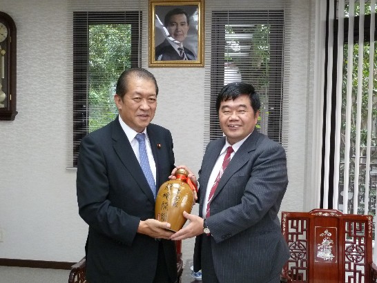 衆議院鳩山邦夫議員（左）