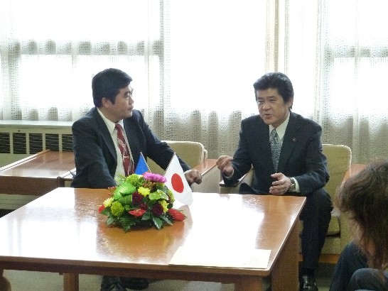 美祢市村田弘司市長（右）