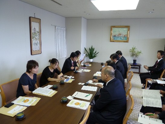 林育柔副領事がわが国と日本九州・山口地区の文教交流現状を説明