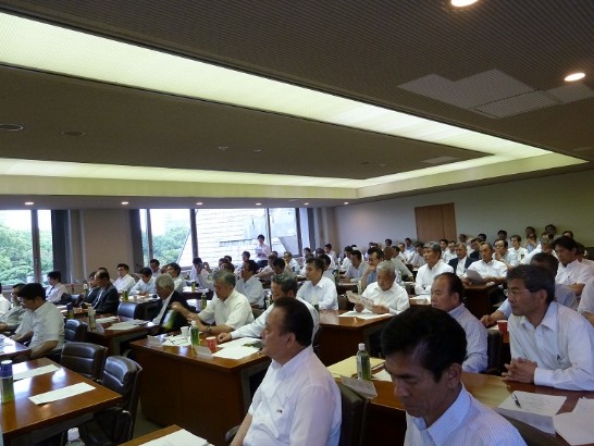 講演会は約百人の参加者が来場