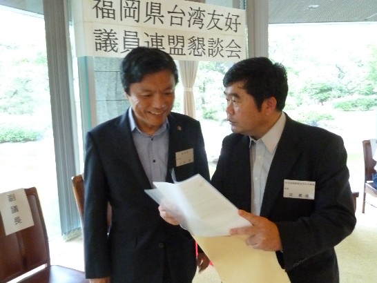 戎義俊総領事と福岡県小川洋県知事（左）