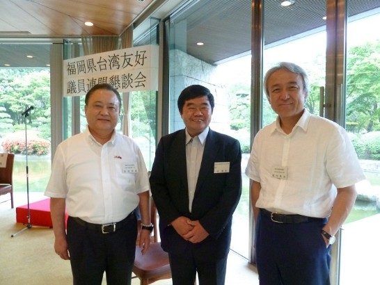 戎義俊総領事と福岡県台湾友好議員連盟加地邦雄会長（左から一番目）、蔵内勇夫議員(右から一番目)
