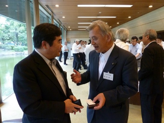 戎義俊総領事（左）と福岡県台湾友好議員連盟冨田徳二議員(右)