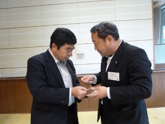戎義俊総領事と福岡県議会岩元一儀（右）議員