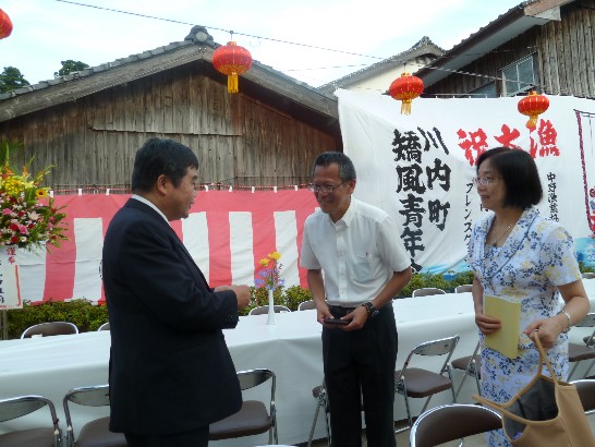 戎義俊総領事及び張秀真総領事夫人が会場到着後平戸市スタッフと挨拶