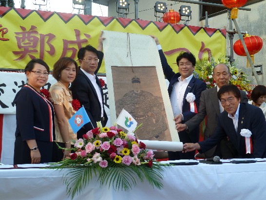 台南市から記念品贈呈