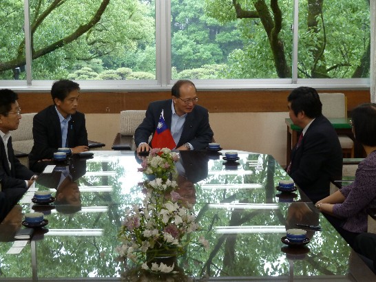 福田作弥議長（真中）、丸山裕次郎副議長（左から二番目）