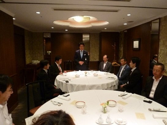 高島宗一郎市長（真中）挨拶