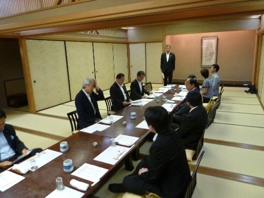 今（7）月16日18時、戎義俊総領事及び黄水益一等秘書、吳沛晃領事、李蕙珊副領事、林育柔副領事が福岡県議会台湾友好議員連盟主催の懇談会に出席した。福岡県議会台湾友好議員連盟役員10名が出席。観光、文化・教育、経済交流等について意見交換をした。