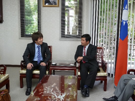 福岡県庁海外駐在員交流協会台北事務所経済部木部匡之主任(左)