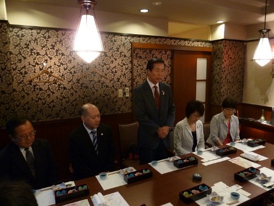 須本能文会長挨拶(中央)