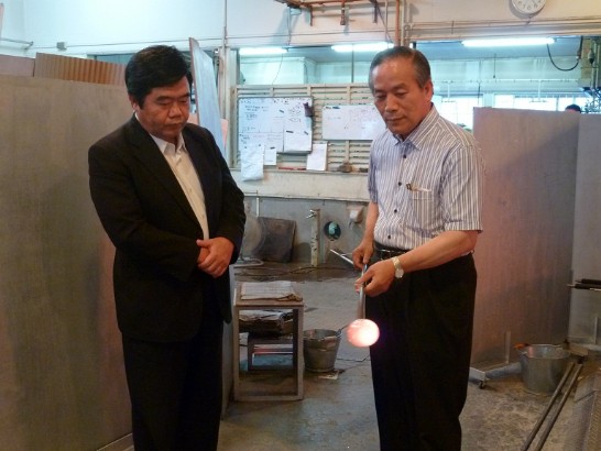 黒木国昭先生が戎義俊総領事にガラスの製造工程を説明
