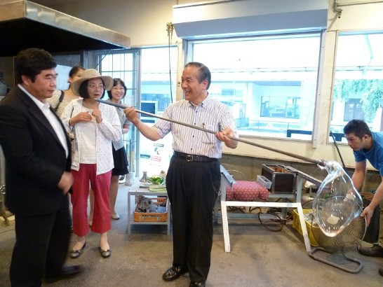 戎義俊総領事夫妻ガラス製作を体験