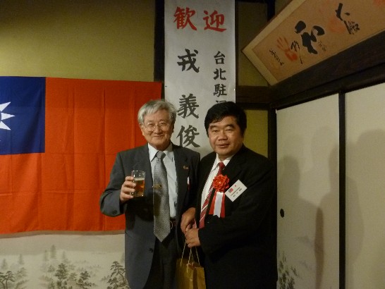 戎総領事（右）と高橋会長（左）