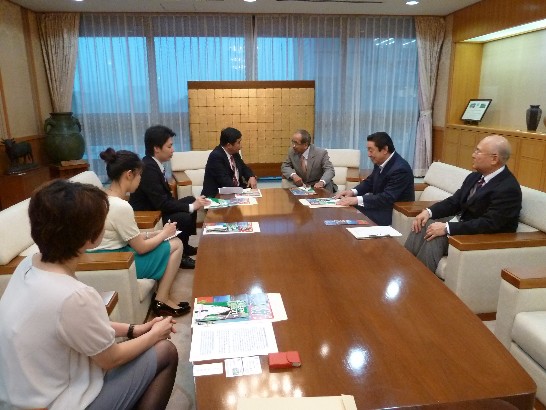 広瀬勝貞県知事（右から三番目）